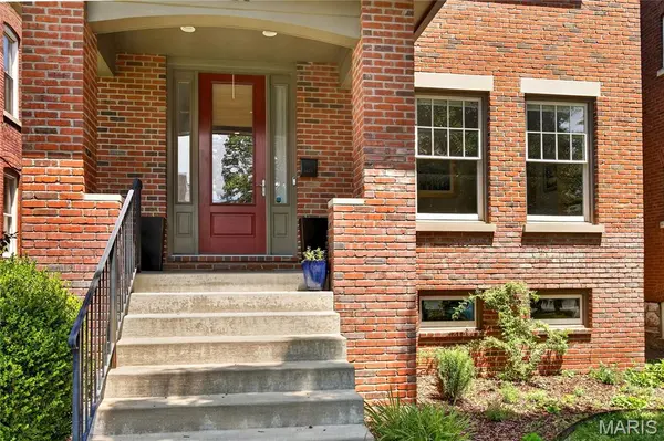 4321 Maryland AVE, St Louis, MO 63108