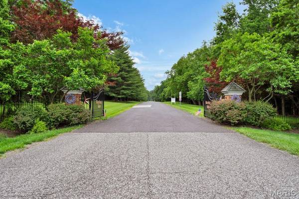 3 E Weldon Springs Heights DR, St Charles, MO 63304