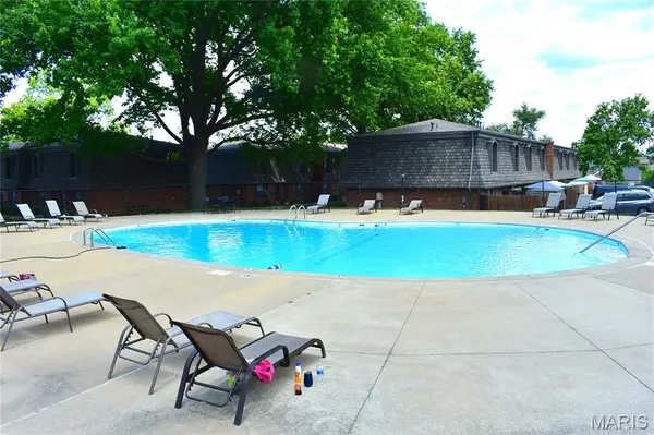 1869 Mansard DR, Mehlville, MO 63125