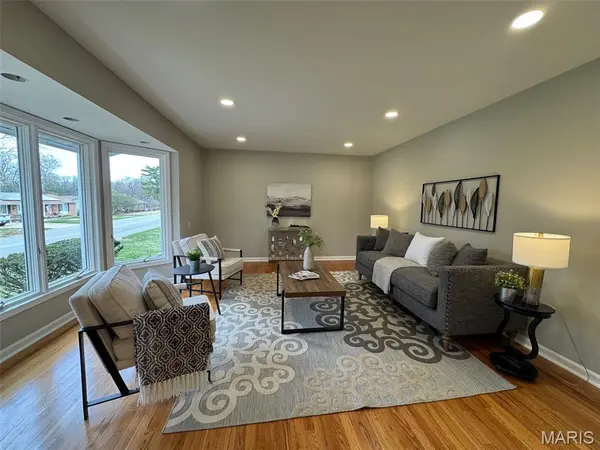 924 Fernview DR, Creve Coeur, MO 63141