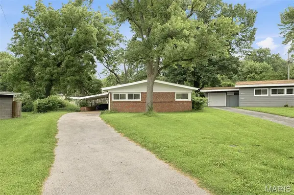 6830 Friarwood Dr, St Louis, MO 63134