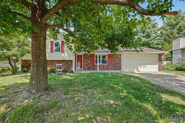 2215 Graystone DR, St Charles, MO 63303