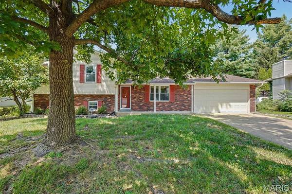 2215 Graystone DR, St Charles, MO 63303