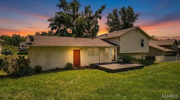 2215 Graystone DR, St Charles, MO 63303