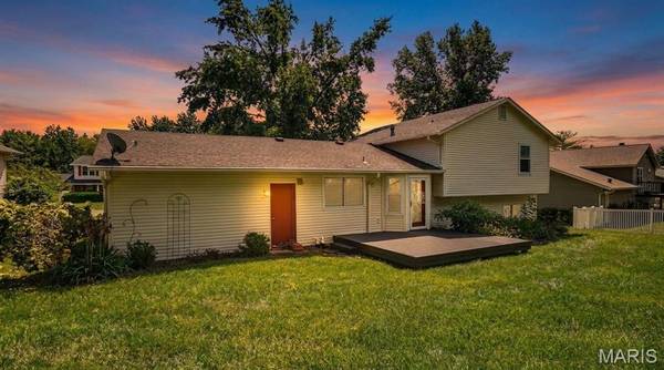 2215 Graystone DR, St Charles, MO 63303