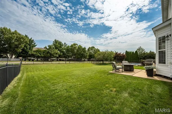 1048 Pierpoint LN, St Charles, MO 63303