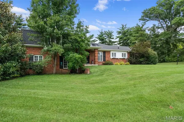 11631 Fallbrook DR, Town And Country, MO 63131