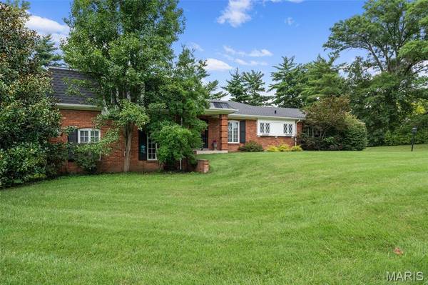 11631 Fallbrook DR, Town And Country, MO 63131