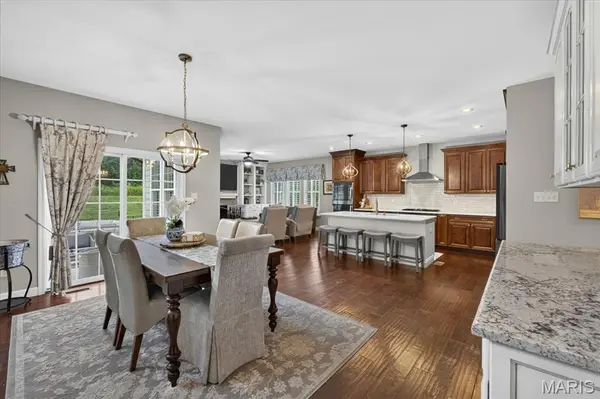 9818 Grandview Lake CT, Sunset Hills, MO 63127