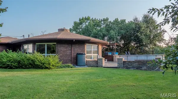 7067-7073 Farrow LN, Godfrey, IL 62035