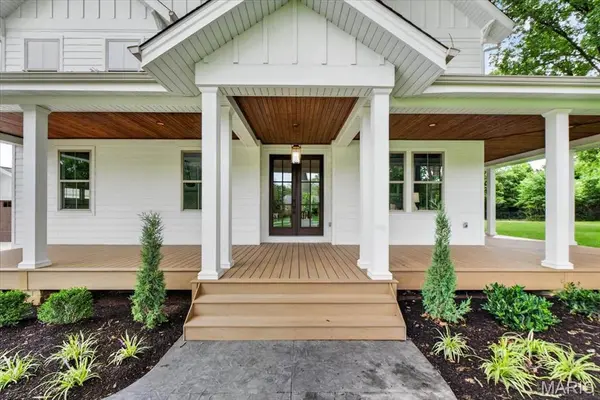 12 Beacon Hill LN, Creve Coeur, MO 63141