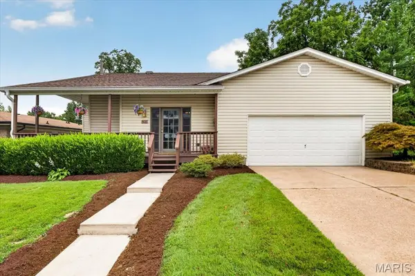 8686 Barby LN, University City, MO 63124