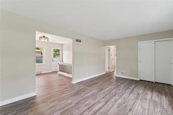 160 Saint Patrick LN, Florissant, MO 63031