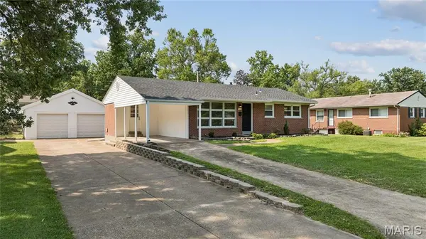 160 Saint Patrick LN, Florissant, MO 63031