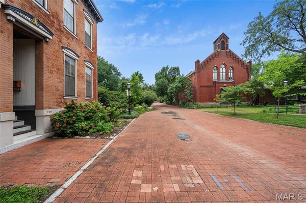 1322 S 10th ST, St Louis, MO 63104