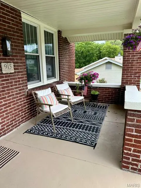 915 N Kingshighway ST, St Charles, MO 63301