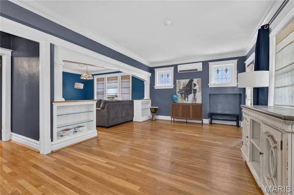 3651 Dover PL, St Louis, MO 63116