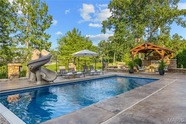 5 Shelbourne Wood CT, Weldon Spring, MO 63304