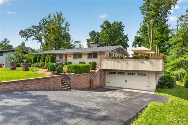 11728 Claychester DR, Des Peres, MO 63131