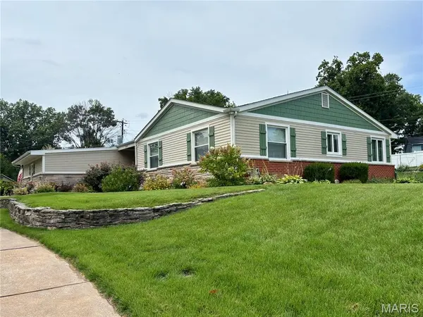 4900 Voltaire DR, Godfrey, IL 62035