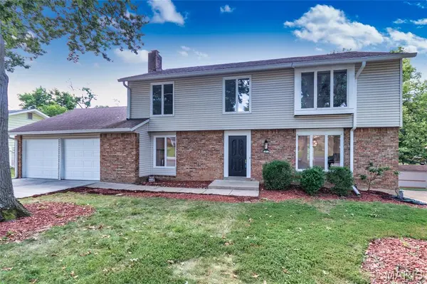 477 Ironwood DR, Ballwin, MO 63011