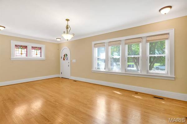 7279 Forsyth BLVD, University City, MO 63105