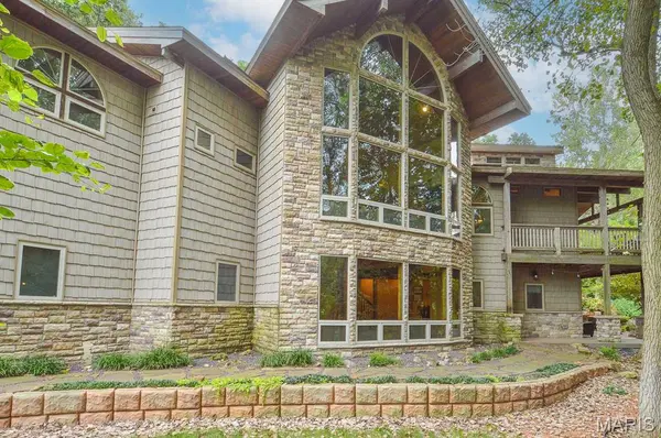 1003 Berry LN, Edwardsville, IL 62025