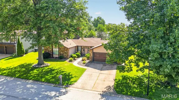 10 El Cerrito DR, Belleville, IL 62221