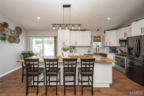64 Robin Hood DR, Troy, MO 63379