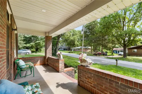 9825 Ventura DR, St Louis, MO 63136