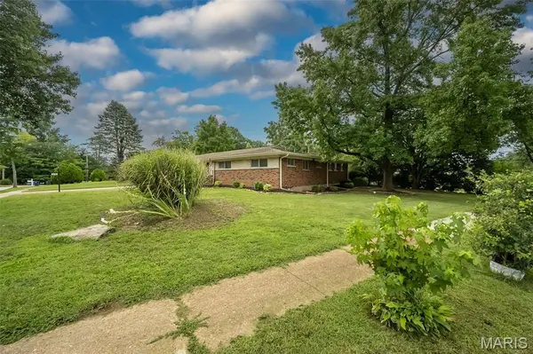 9136 Pardee SPUR, St Louis, MO 63126