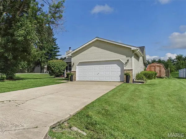 302 E Lake DR, Edwardsville, IL 62025