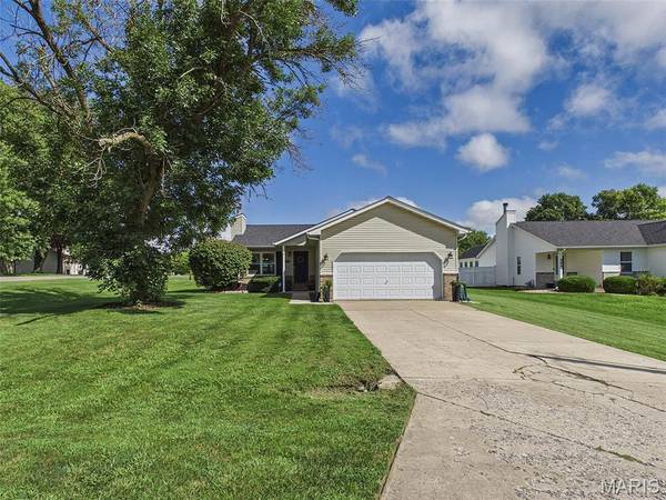 302 E Lake DR, Edwardsville, IL 62025