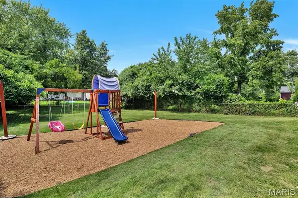 3027 Luxury DR, Florissant, MO 63031