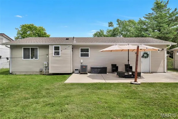3027 Luxury DR, Florissant, MO 63031