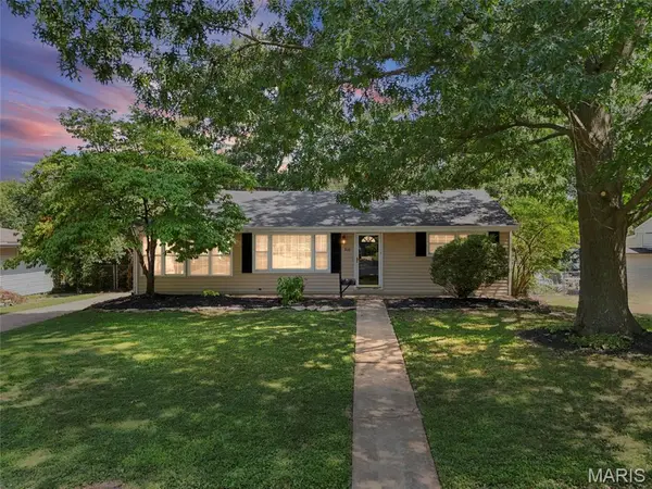 810 Brookdale DR, St Louis, MO 63119
