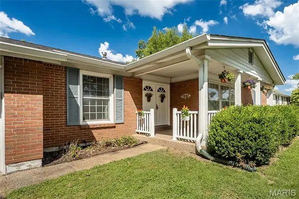 9363 Hazelridge DR, Sunset Hills, MO 63126