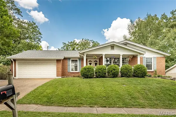 9363 Hazelridge DR, Sunset Hills, MO 63126