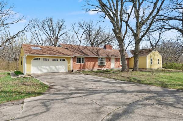 404 Oak DR, Roberts, IL 60962