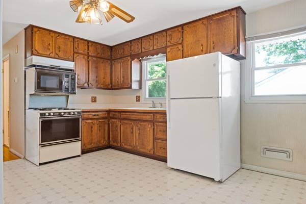 99 Indianwood DR, Thornton, IL 60476