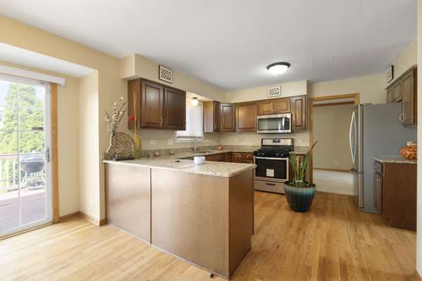 131 Tecumseh DR, Bolingbrook, IL 60490