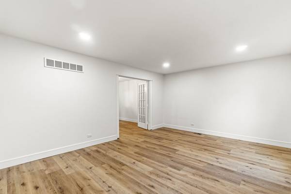 1080 Dresden DR, Hoffman Estates, IL 60192