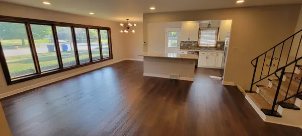 608 Trent LN, Schaumburg, IL 60193