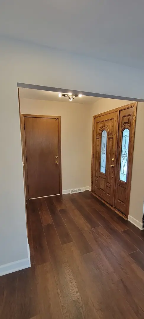 608 Trent LN, Schaumburg, IL 60193