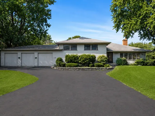 2250 White Oak DR, Northbrook, IL 60062