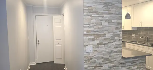 930 Perrie DR #203, Elk Grove Village, IL 60007