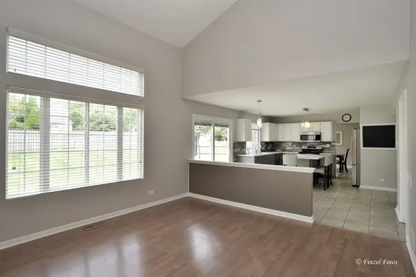 300 Briarwood LN, Algonquin, IL 60102