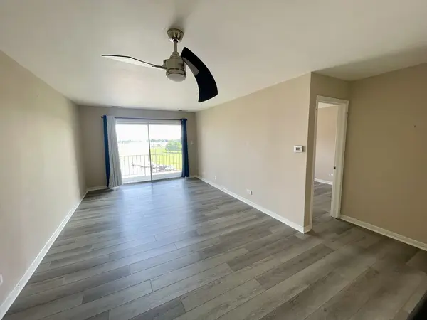 725 W Huntington Commons RD #416, Mount Prospect, IL 60056