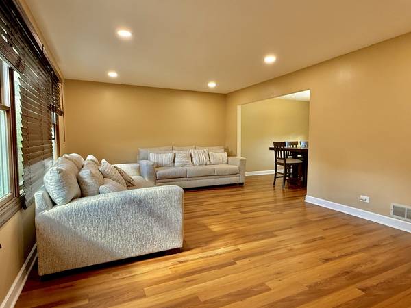 411 Sequoia CT, Schaumburg, IL 60193