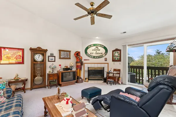 340 Loyola DR #D, Elgin, IL 60123